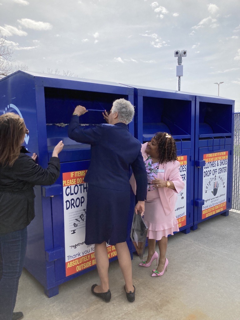 ToniPreckwinkle's tweet photo. The grand opening of the Center for Hard to Recycle Materials (CHaRM Center) is the first of its kind in Cook County and in the Southland. This $1 million investment fulfills a promise to better our environment and for everyone to participate in that effort. #earthday #recycling https://t.co/zRZpAfFAgW