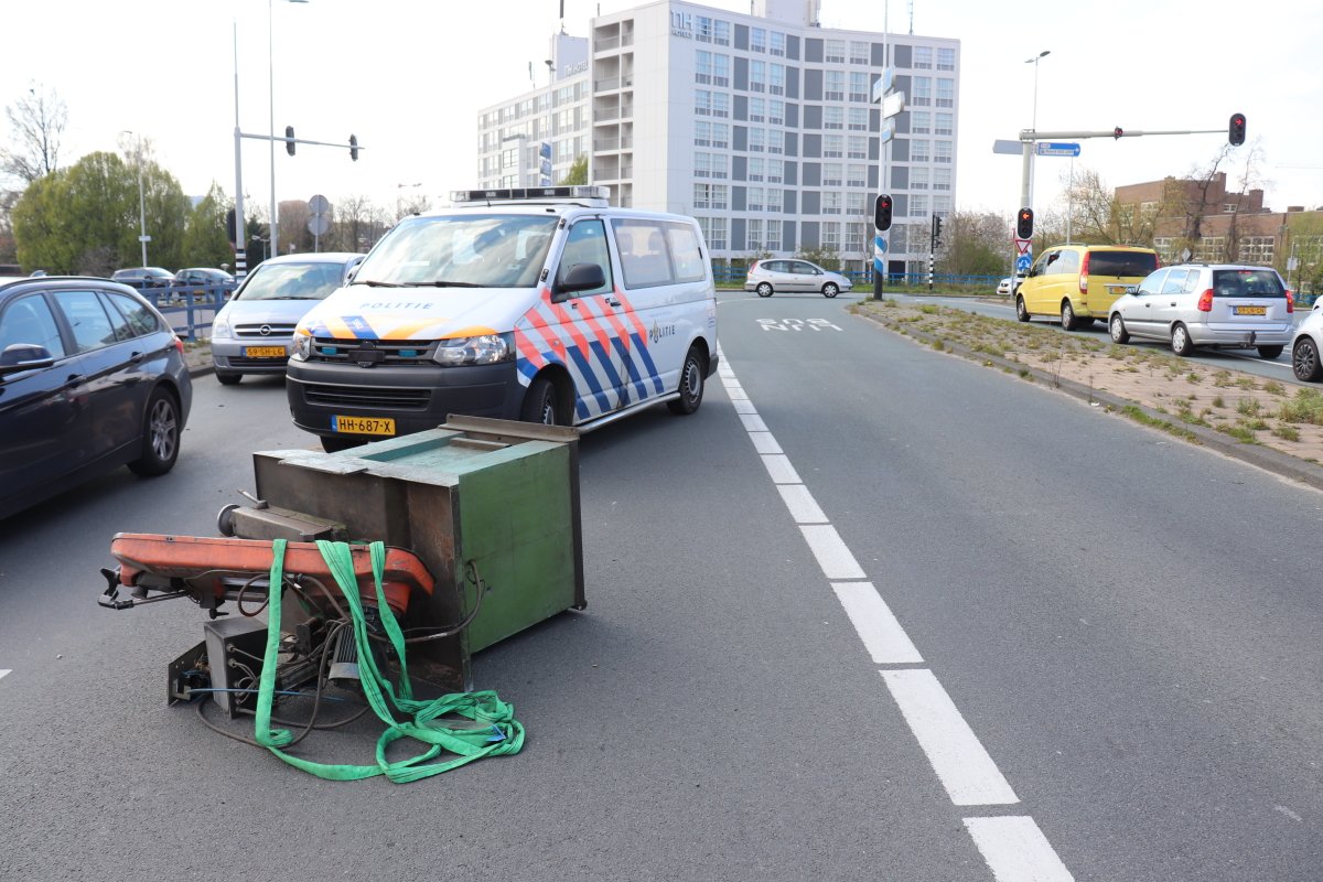 martindamen58's tweet photo. Amsterdam-noord. Bestelbus verliest een 1500kg wegende #zaagmachine voor het vervaardigen van mechanische #kogelhulzen. Het ongeval vond vanmiddag om 16.45 uur plaats. Johan van Hasseltweg/De bult. In een bocht naar links begon de lading te schuiven. Geen gew #TTA020 ter plaatse. https://t.co/Sst6TUqnmk