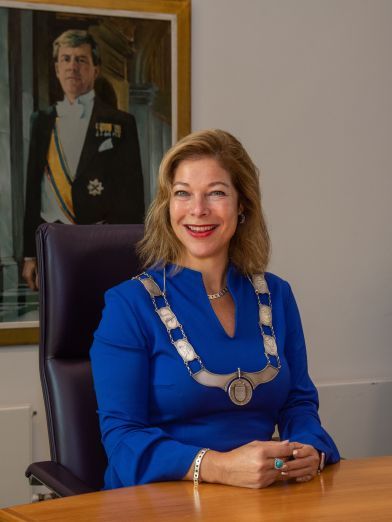 gem_nunspeet's tweet photo. De gemeenteraad draagt Céline Blom voor als nieuwe burgemeester van Nunspeet: https://t.co/YGNKkIJm1G https://t.co/qLZQcNLEvf