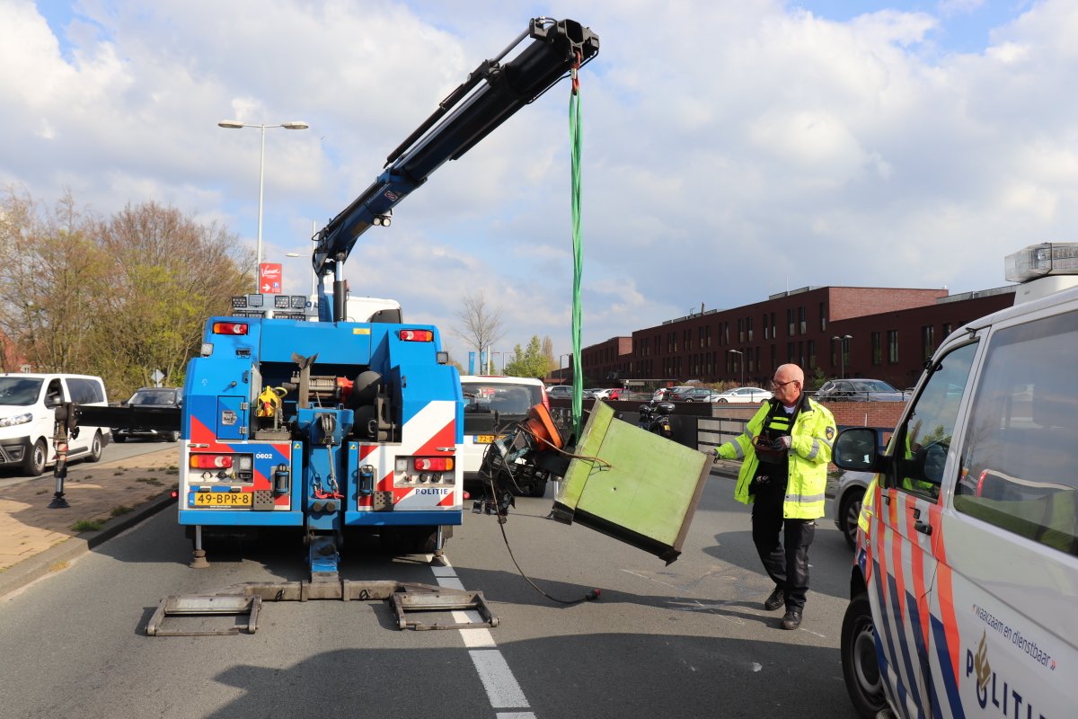 martindamen58's tweet photo. Amsterdam-noord. Bestelbus verliest een 1500kg wegende #zaagmachine voor het vervaardigen van mechanische #kogelhulzen. Het ongeval vond vanmiddag om 16.45 uur plaats. Johan van Hasseltweg/De bult. In een bocht naar links begon de lading te schuiven. Geen gew #TTA020 ter plaatse. https://t.co/Sst6TUqnmk