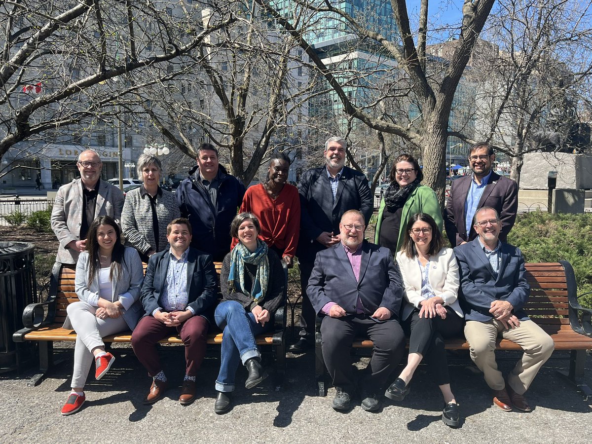 Les directions générales des organismes membres de la FCFA se retrouvent aujourd’hui et demain à Ottawa pour discuter d’une foule d’enjeux de #francophonie et de #languesofficielles… et profiter de l’heure du dîner pour prendre une pause printanière! #frcan