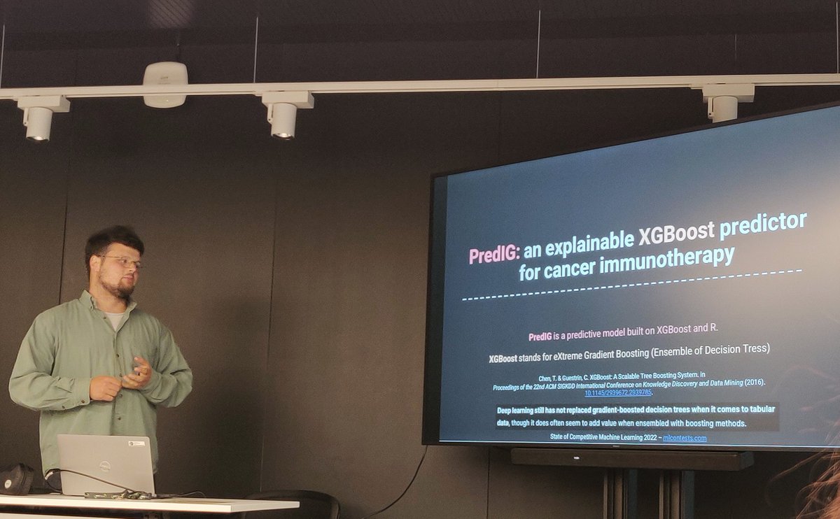 <a href="/RLadiesBCN/">R-Ladies Barcelona</a> <a href="/BSC_CNS/">BSC-CNS</a> @evarifarov The stage is now for <a href="/RocFarriol/">Roc Farriol-Duran</a> showing us new approaches for cancer immunotherapy research 👨🏻‍💻