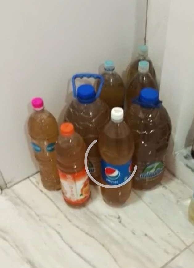 PeluchaEli's tweet photo. Después de tantos días sin agua en Parque Central así llegó el agua por las tuberías, no sabemos para qué sirve ésto. @HidroCapital2 @NicolasMaduro @gestionperfecta https://t.co/5i6HoSxzRh