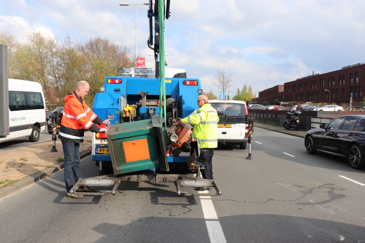 martindamen58's tweet photo. Amsterdam-noord. Bestelbus verliest een 1500kg wegende #zaagmachine voor het vervaardigen van mechanische #kogelhulzen. Het ongeval vond vanmiddag om 16.45 uur plaats. Johan van Hasseltweg/De bult. In een bocht naar links begon de lading te schuiven. Geen gew #TTA020 ter plaatse. https://t.co/Sst6TUqnmk