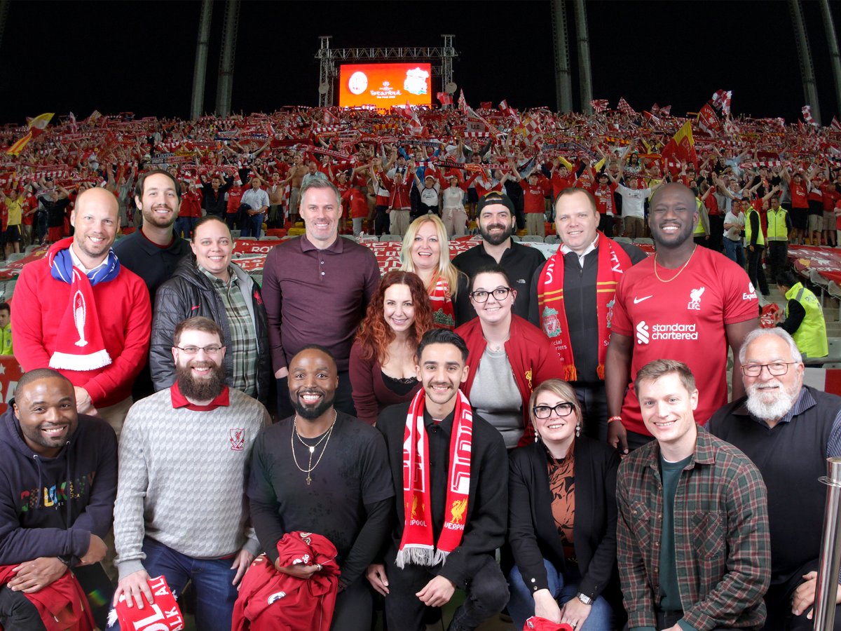 kensol001's tweet photo. From our last #TriptoLiverpool, a private dinner w/Jamie before the evening's event. You never know who you'll meet up with on our trips! @QuestSportsTrav #LFC #LiverpoolFC #Anfield @JC23Foundation https://t.co/AWeOjm6Dqn
