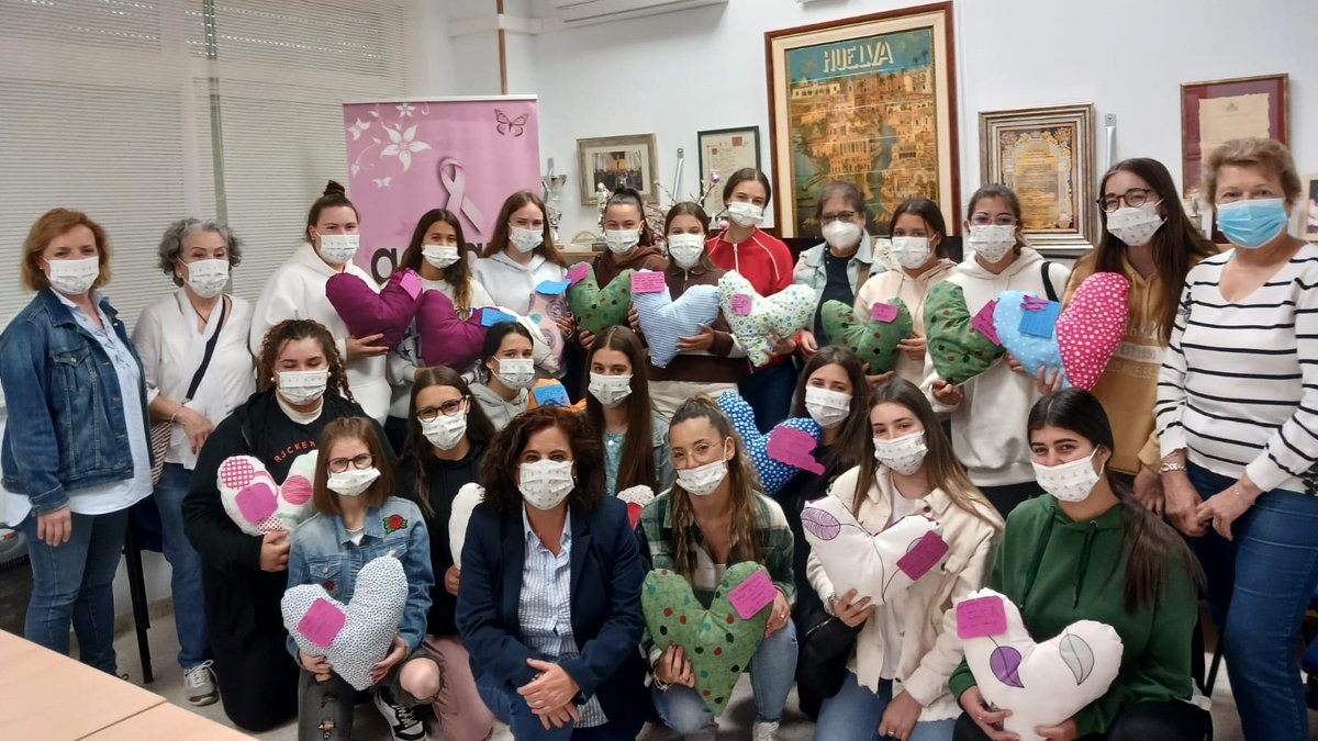 Nos llena de felicidad recibir al alumnado de APSD del #IESFuentepiña para hacernos entrega de estos bonitos cojines, con forma de corazón, que han elaborado para las mujeres intervenidas de cáncer de mama. 

¡Muchas gracias por vuestro cariño y solidaridad!
 
💗💚💙💜💛🧡❤️💞