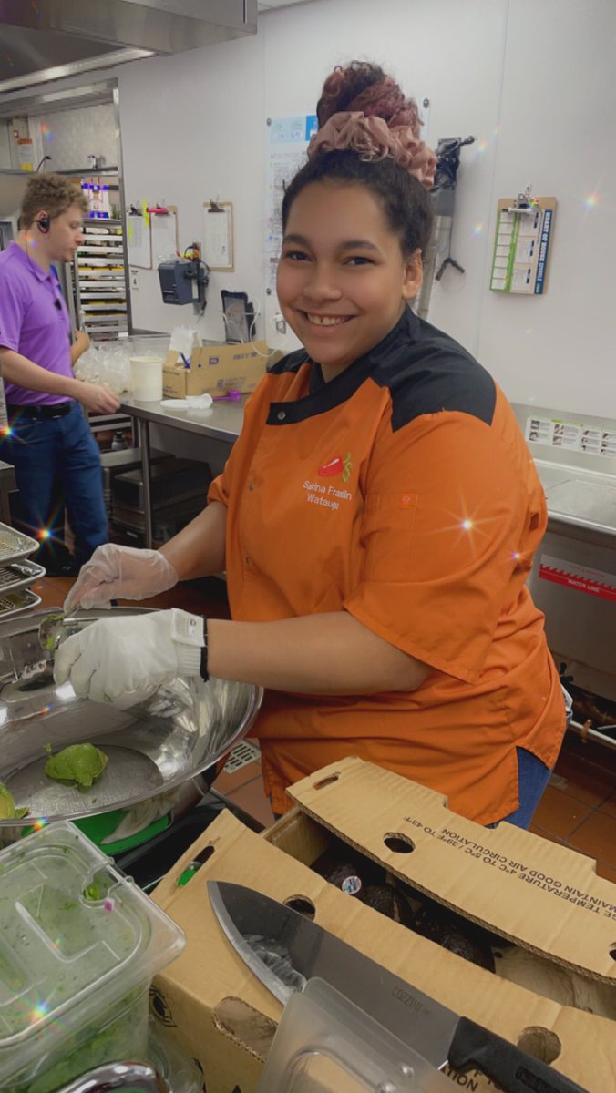 Jazz_UnScripted's tweet photo. It’s always an amazing day when you try new things… shout out to our Front of House togo trainer for stepping out her comfort zone to learn prep. #makingguacamole for the first time! #chilislove #nrotrainer #chilis @Chilis #annatx https://t.co/bKtYmNxBq7