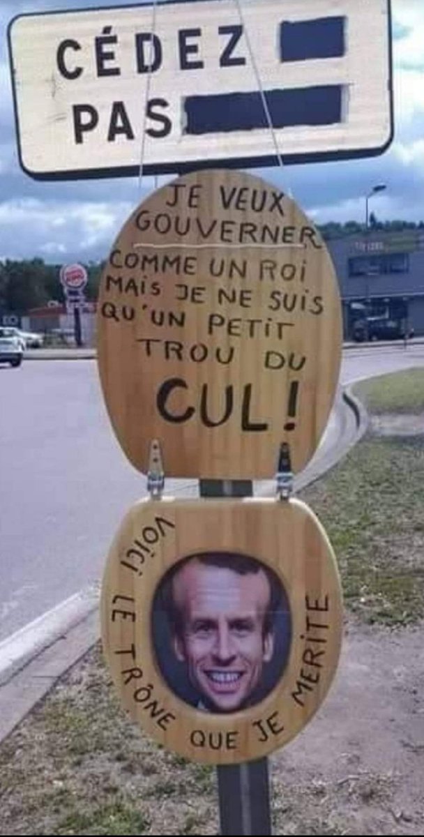 #MacronTrouDuCul 😅