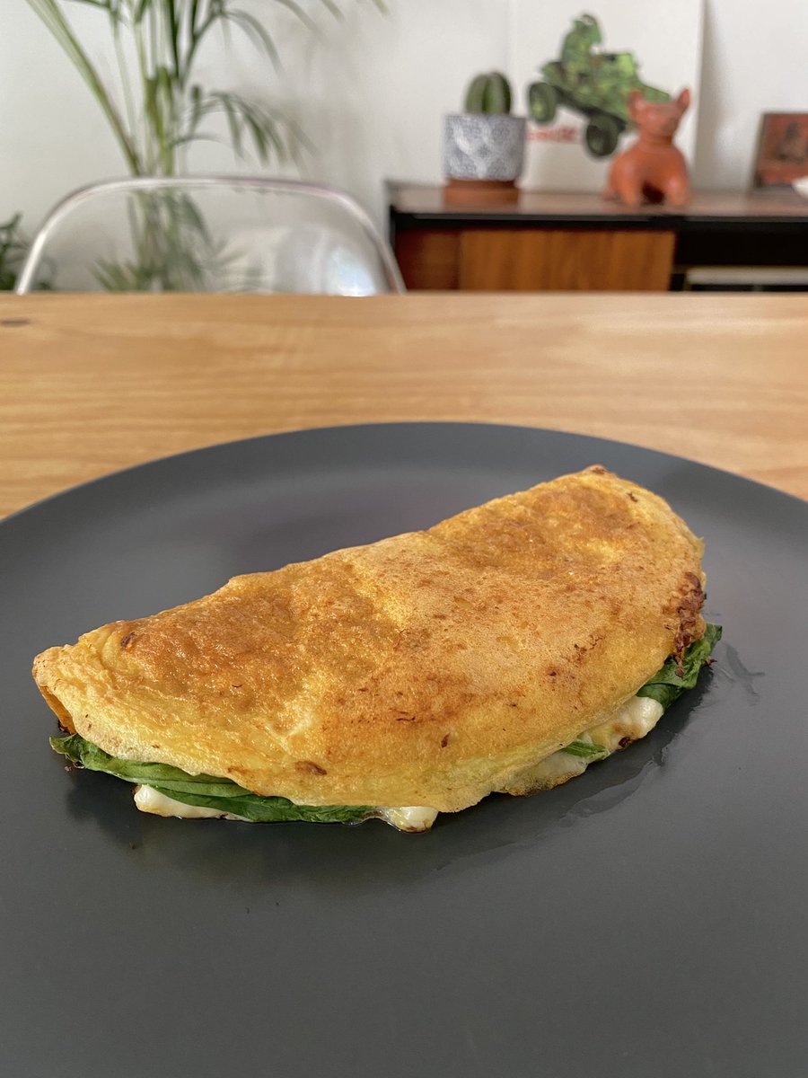 rebekdc's tweet photo. Hacer omelettes es mi pasión. 🍳🤍💛 https://t.co/IuVWx34mYB