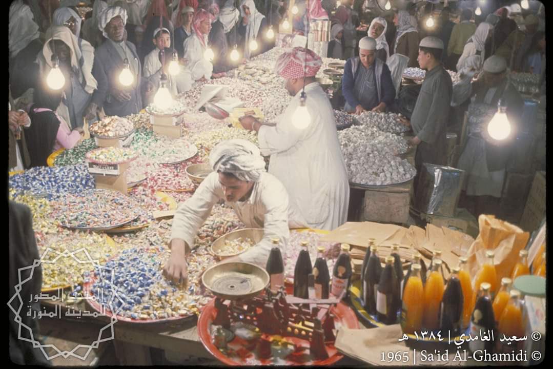 m0hkn's tweet photo. على مر السنين، لا يزال طاري العيد يبهج صدورنا، ولا تزال ليلة العيد وتجهيزاتها لها وقعٌ خاص على النفس، أعاده الله علينا بالصحة والعافية
#من_ذاكرة_المدينة_قديما
عام ١٣٨٤ هجري
#المدينة_المنورة 
 #عيد_الفطر_المبارك https://t.co/tVx36STrMW