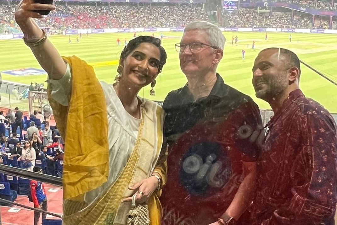 #TimCook and entire @apple team - we hope you’ve had a lovely stay here and leave encouraged and positive on Apple’s outlook in the country. We’re so grateful for the care and attention you’ve given to creating your signature world class experience here. 🙏 cc <a href="/anandahuja/">anand s ahuja</a>