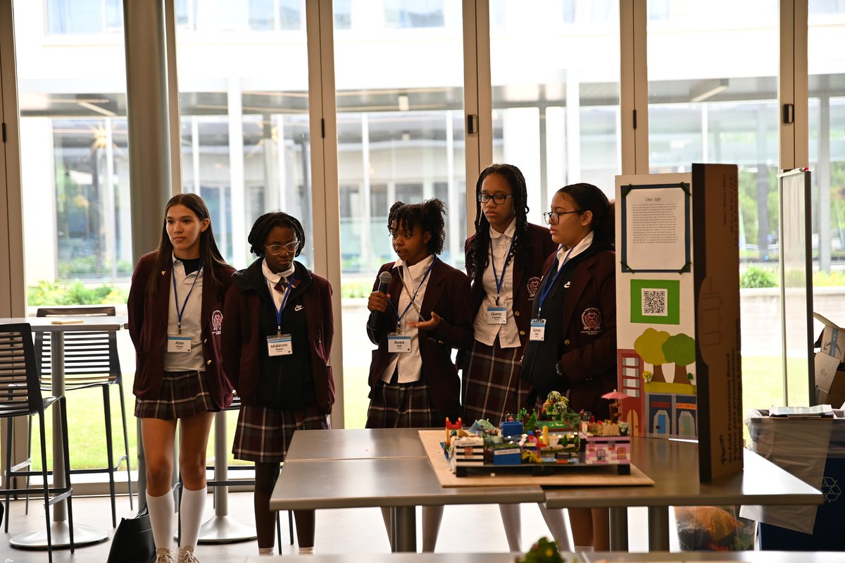 HP's tweet photo. The HP Hispanic/Latinx BIN in Houston hosted 8th graders from YWCPA Middle School for a stem event during our #40DaysofDoingGood campaign. The students participated in a panel discussion, product showcase session, and presented their heat island projects. #NationalVolunteerWeek https://t.co/w1ETwevCDB
