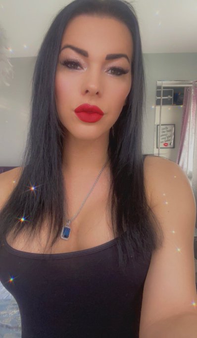 1 pic. Sparkly make-up look….Not forgetting the sexy red full lips 😜💋♥️ https://t.co/SYKYu1bbFR