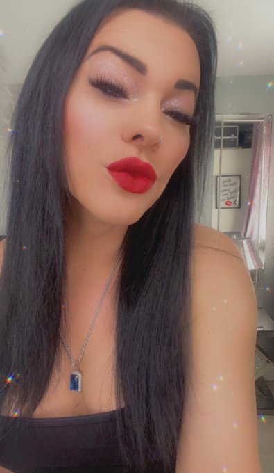 2 pic. Sparkly make-up look….Not forgetting the sexy red full lips 😜💋♥️ https://t.co/SYKYu1bbFR