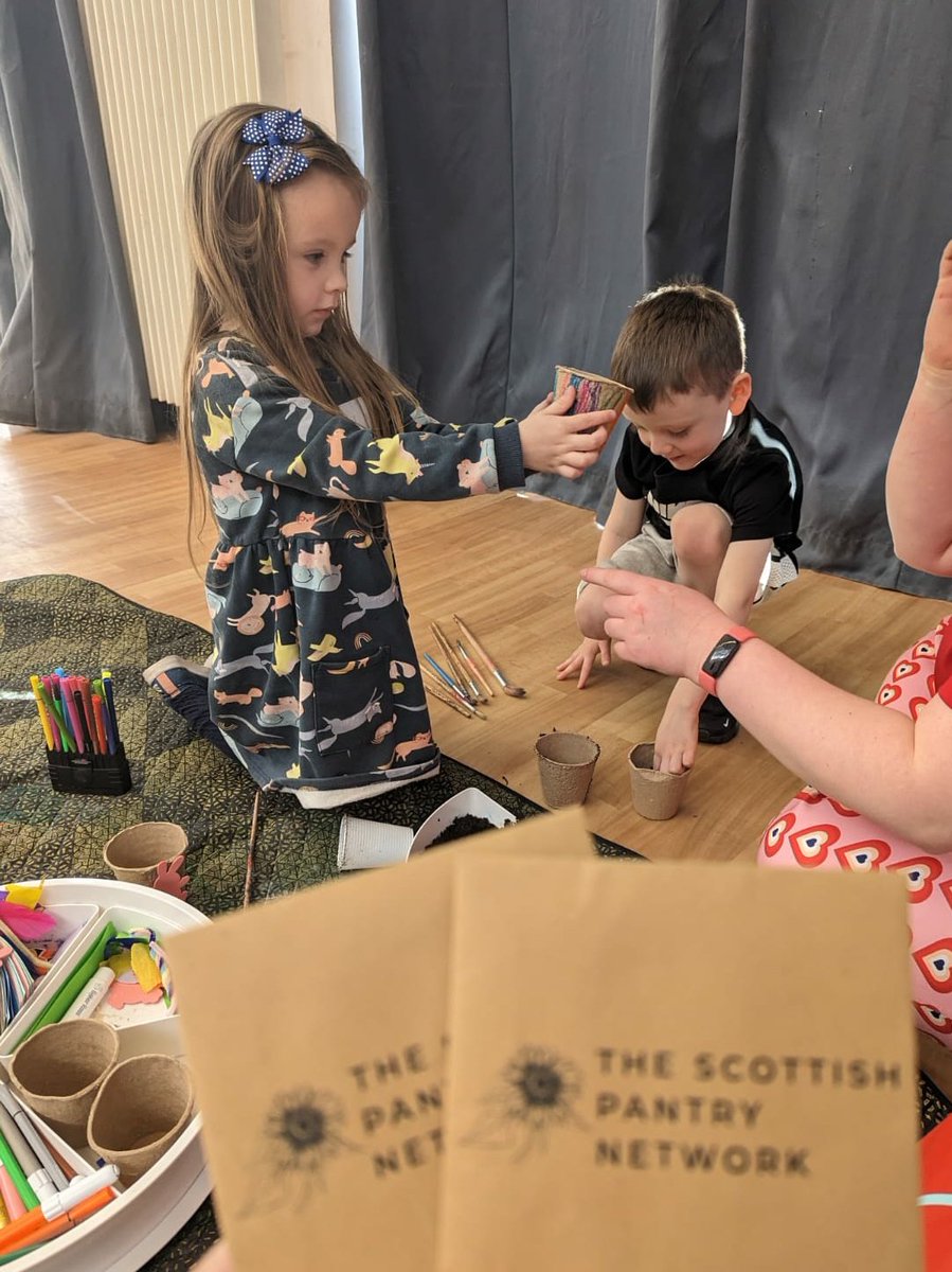 <a href="/RuchazieP/">RuchaziePantry</a> <a href="/TSPNOnline/">TSPN</a> 
We planted our first set of sunflower seeds today with our @StRoLAttain transition group. 

Everyone is so excited to look after their flower over the next couple of months and measure the growth.
@PEEK_project_ <a href="/AmyHPeek/">Amy_PEEK</a>