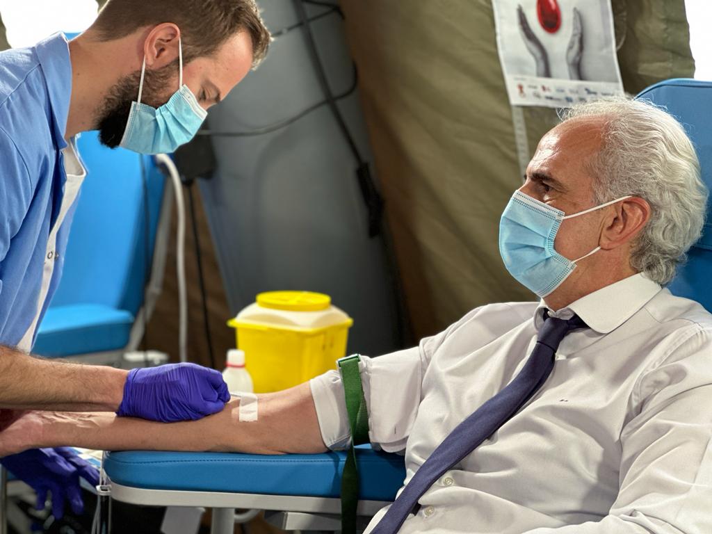 LaPaz2030's tweet photo. ❣️👏Gracias al consejero de Sanidad de la Comunidad de Madrid @eruizescudero por participar hoy en el XVI Maratón de Donación de Sangre🩸del #HospitalLaPaz y @Madridonasangre. Ha donado en la carpa de la @UMEgob en la plaza central de La Paz.
@LaPazDona 
👉https://t.co/qWkblFwVOb https://t.co/VV6DVXsog6