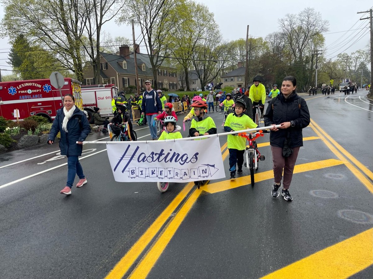 LexBikeWalkBus's tweet photo. We love that #HastingsBikeTrain participated in the Patriots Day Parade in #LexingtonMA! Yay @SchoolHastings spreading #biketrain joy! https://t.co/LyFJGIFZyr