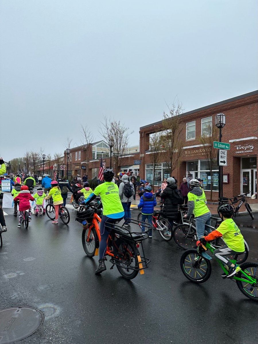 LexBikeWalkBus's tweet photo. We love that #HastingsBikeTrain participated in the Patriots Day Parade in #LexingtonMA! Yay @SchoolHastings spreading #biketrain joy! https://t.co/LyFJGIFZyr