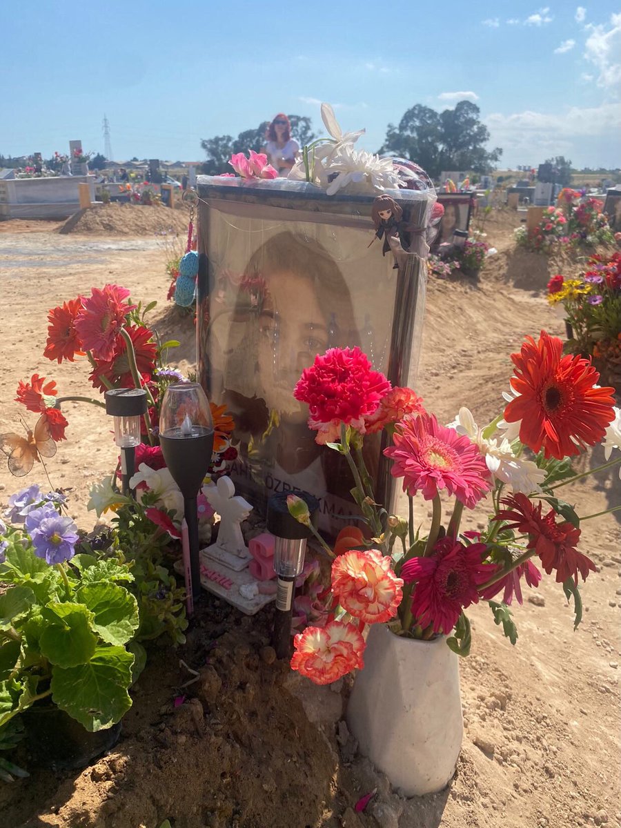 Yarın sabah kalkıp hazırlanacak, sevinçle büyüklerimizin elini öpmeye gidecektik. #isiastaimzaatanlar yüzünden toprak altında canımız. Ne bayram var artık bizim için ne seyran… #isiasortakdavamız