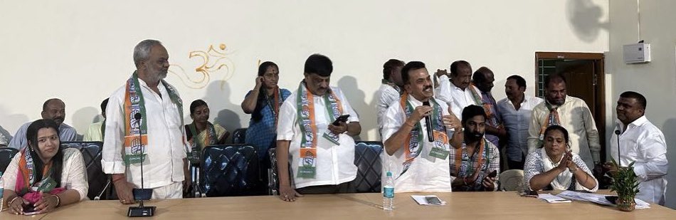 sanjaynirupam's tweet photo. वॉर रूम में चुनाव क्षेत्रवार चर्चा।
दोपहर में विजय नगर के चुनाव कार्यालय में बैठक।
शाम को महादेवपुरा में ब्लॉक कमिटी की मीटिंग।
बेंगलूरू में पहला दिन।
#KarnatakaAssemblyElection2023 https://t.co/0Jdt09UZLF