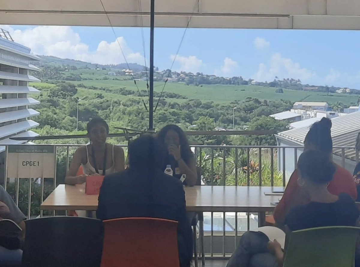 Filles &amp; #maths 974 : près de 70 élèves (collège, lycée SUD) ont participé à cette matinée à l'ESIROI : 

-lutter contre les stéréotypes
-faire découvrir des role models réunionnaises
-donner l'envie d'embrasser des carrières scientifiques! 
<a href="/AcLaReunion/">Académie de La Réunion</a> <a href="/dmichel974/">MICHEL David</a> @valrobert974