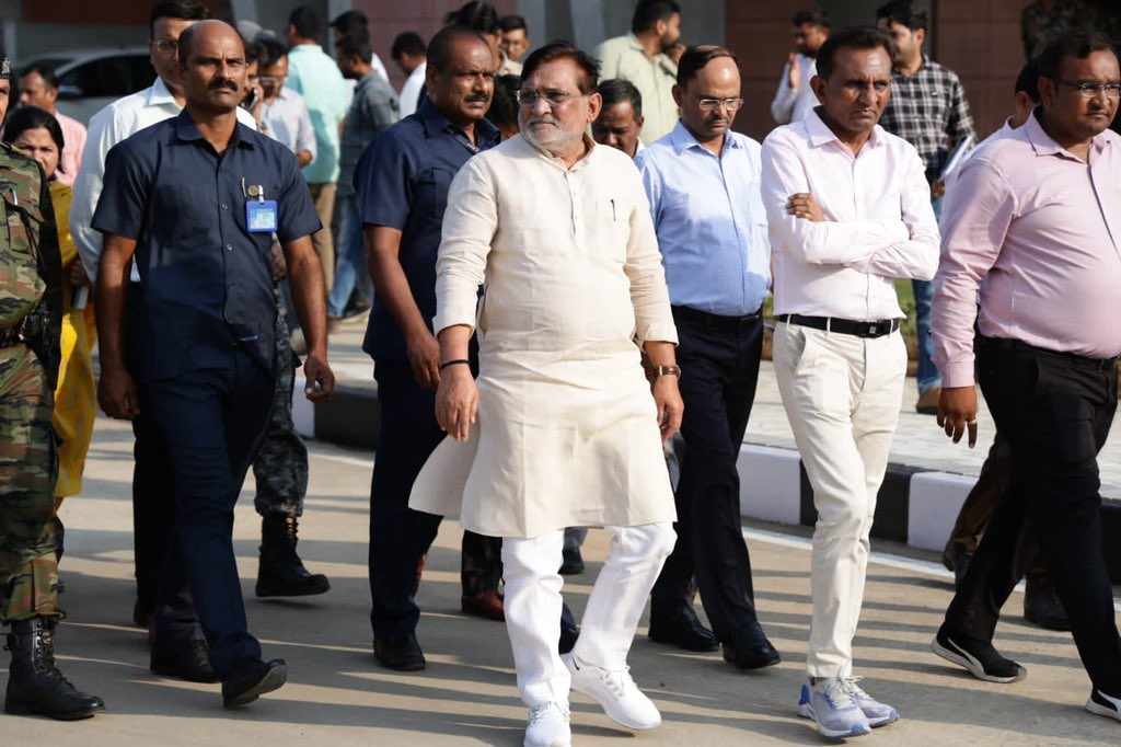 prafulkpatel's tweet photo. माननीय प्रधानमंत्री श्री नरेंद्रभाई मोदी जी के संघप्रदेश दौरे में विशेष अतिथि स्वरूप आगमन की तैयारियां उल्लासपूर्वक तीव्र कर दी गयी है। आज सिलवासा में कार्यक्रम स्थल व मेडिकल कॉलेज का दौरा कर सुरक्षा व्यवस्था का जायजा लिया एवं सभी उच्च अधिकारियों को उचित दिशा-निर्देश दिए। https://t.co/wbAg5pae1U