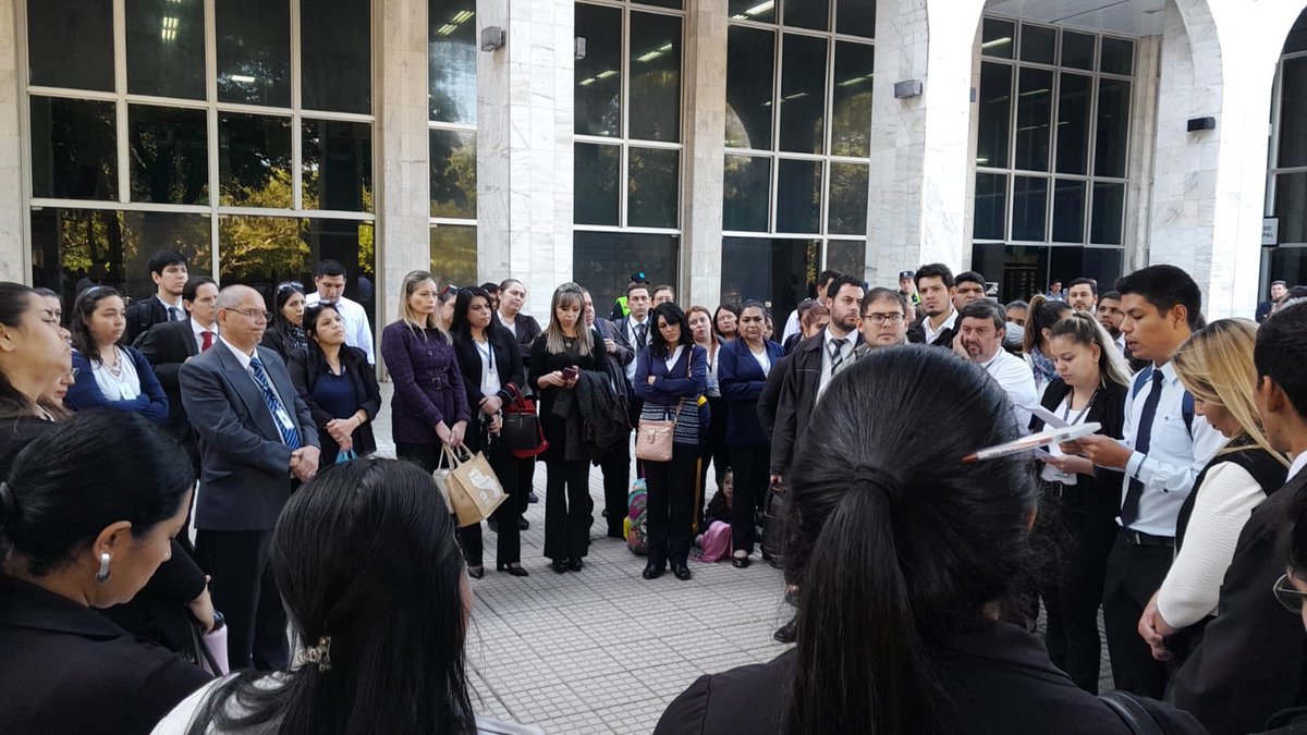 Noeliagonzapy's tweet photo. 🔴 Reunión de contratados en la explanada del Poder Judicial para analizar la nota que presentarán a los ministros, luego de posponer la aprobación de la desprecarización para más de 1000 funcionarios. 

@780AM https://t.co/7I1cv7OnpH