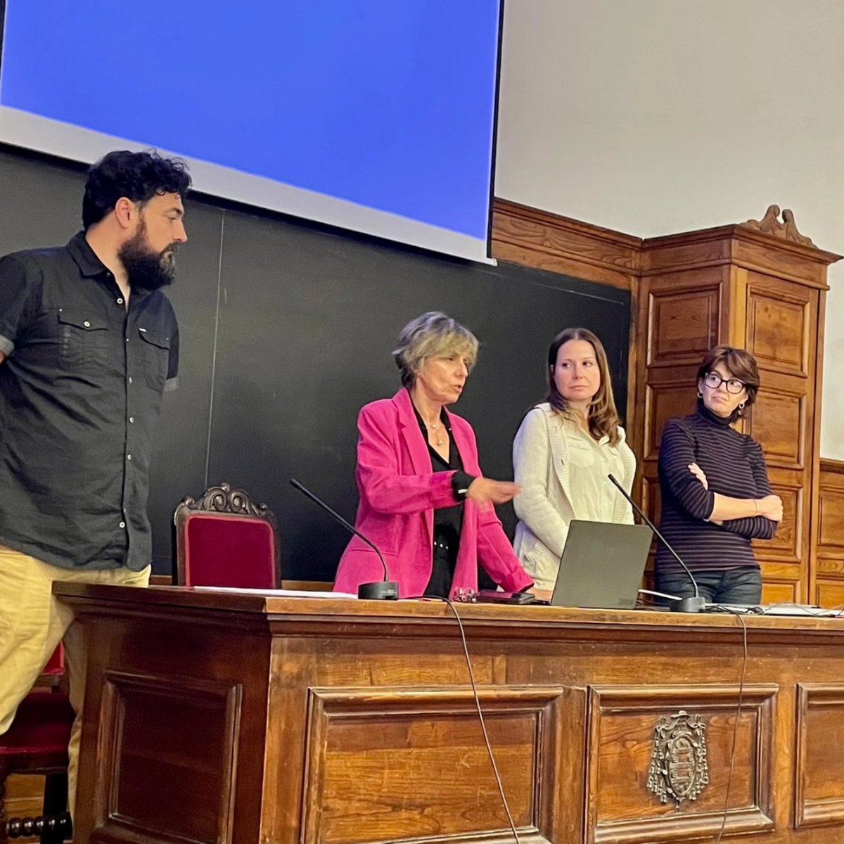 ineuropa_uniovi's tweet photo. Aquí tenéis algunas imágenes de la entrega de premios de ayer a los mejores pósters de los alumnos del Máster en Investigación en Neurociencias de @uniovi_info @ineuropa_uniovi #añoCajal. Muchas gracias a la empresa #DISMED por el patrocinio https://t.co/Kbh1G8QvA7
