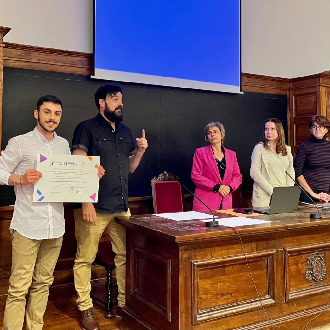 ineuropa_uniovi's tweet photo. Aquí tenéis algunas imágenes de la entrega de premios de ayer a los mejores pósters de los alumnos del Máster en Investigación en Neurociencias de @uniovi_info @ineuropa_uniovi #añoCajal. Muchas gracias a la empresa #DISMED por el patrocinio https://t.co/Kbh1G8QvA7
