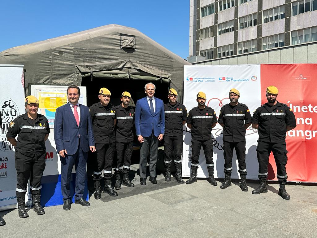 LaPaz2030's tweet photo. ❣️👏Gracias al consejero de Sanidad de la Comunidad de Madrid @eruizescudero por participar hoy en el XVI Maratón de Donación de Sangre🩸del #HospitalLaPaz y @Madridonasangre. Ha donado en la carpa de la @UMEgob en la plaza central de La Paz.
@LaPazDona 
👉https://t.co/qWkblFwVOb https://t.co/VV6DVXsog6