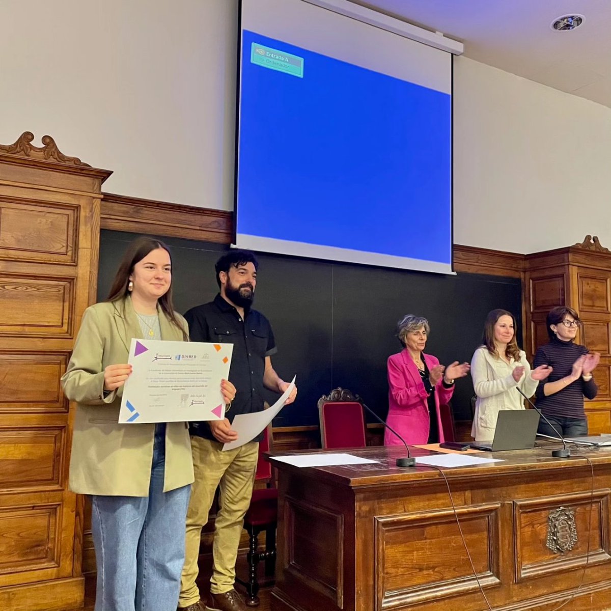 ineuropa_uniovi's tweet photo. Aquí tenéis algunas imágenes de la entrega de premios de ayer a los mejores pósters de los alumnos del Máster en Investigación en Neurociencias de @uniovi_info @ineuropa_uniovi #añoCajal. Muchas gracias a la empresa #DISMED por el patrocinio https://t.co/Kbh1G8QvA7
