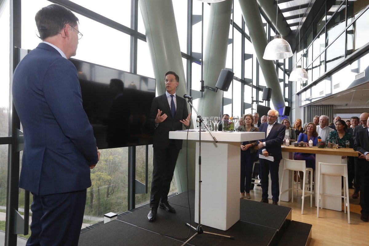 VNONCW's tweet photo. Zojuist was het begin van de ‘carrière-switch’ van @cornelisoudsho1
Benoemd tot Lid van Verdienste door @IngridThijssen en gedecoreerd 🎖️ door @MinPres ! 
Heel veel dank voor alles, Cees. 🤗 https://t.co/sSWrAO76HB