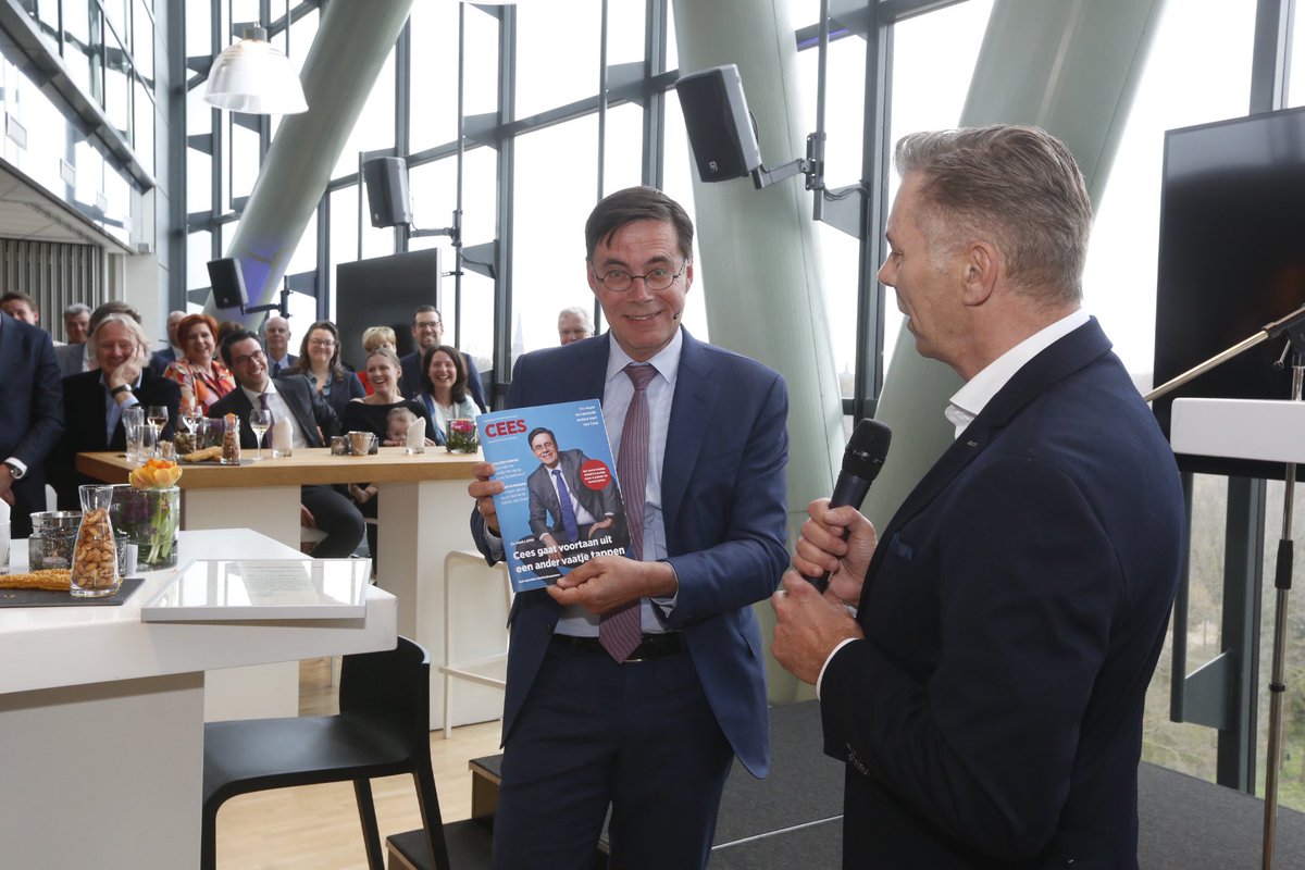 VNONCW's tweet photo. Zojuist was het begin van de ‘carrière-switch’ van @cornelisoudsho1
Benoemd tot Lid van Verdienste door @IngridThijssen en gedecoreerd 🎖️ door @MinPres ! 
Heel veel dank voor alles, Cees. 🤗 https://t.co/sSWrAO76HB