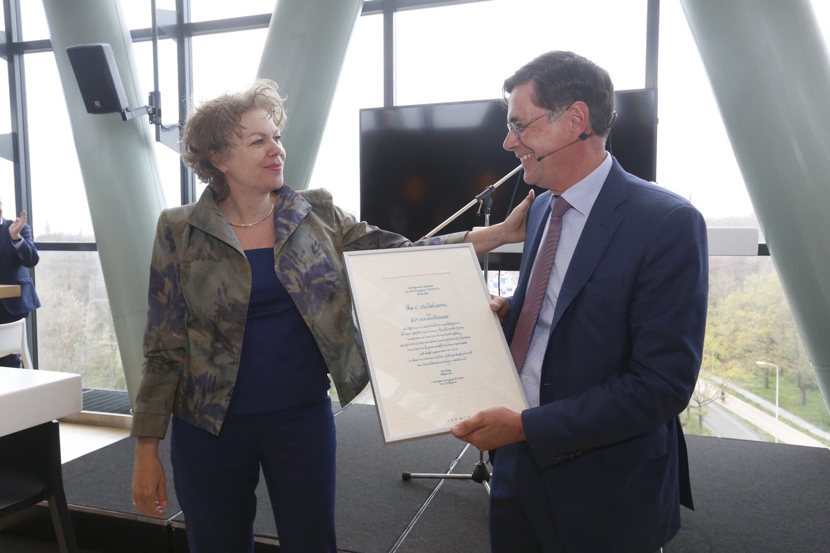 VNONCW's tweet photo. Zojuist was het begin van de ‘carrière-switch’ van @cornelisoudsho1
Benoemd tot Lid van Verdienste door @IngridThijssen en gedecoreerd 🎖️ door @MinPres ! 
Heel veel dank voor alles, Cees. 🤗 https://t.co/sSWrAO76HB