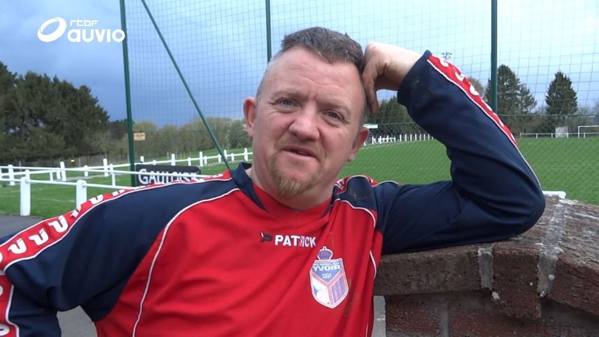 webactu's tweet image. Sept ans après les héros du gazon sont de retour à la RTBF. On pourra regretter le choix de la production de tester cette équipe composée de footballeurs débutants affronter des pros néerlandais. C'est franchement humiliant.
@RTBFsport #AZAND