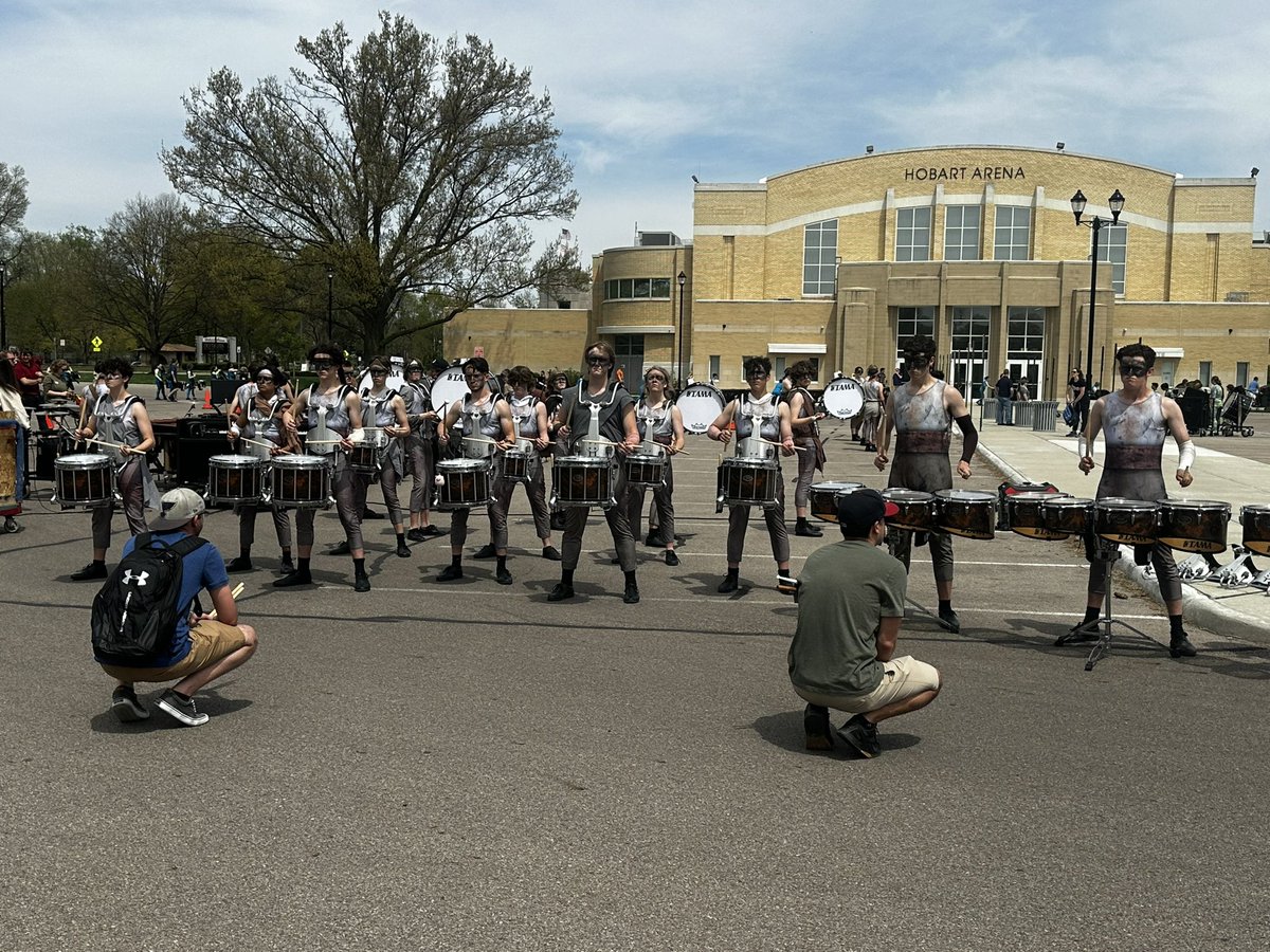 ModZIndoor's tweet image. Lot warm up 1 hour until show time!