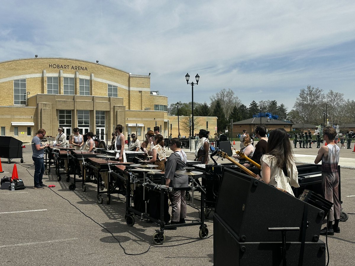 ModZIndoor's tweet image. Lot warm up 1 hour until show time!