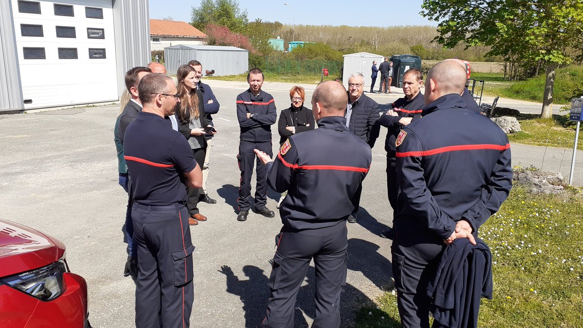 sdis86's tweet photo. Visite du @Prefet86, @PascalLecamp et @MARIEBELLAMY au centre de #formation des sapeurs-#pompiers de la #Vienne86 :
➡️ #découverte du #CFSPV et des stages en cours
➡️ #présentation des caissons pédagogiques et #démonstration de #techniques par l'équipe des formateurs #incendie https://t.co/TG2HKlYAOo
