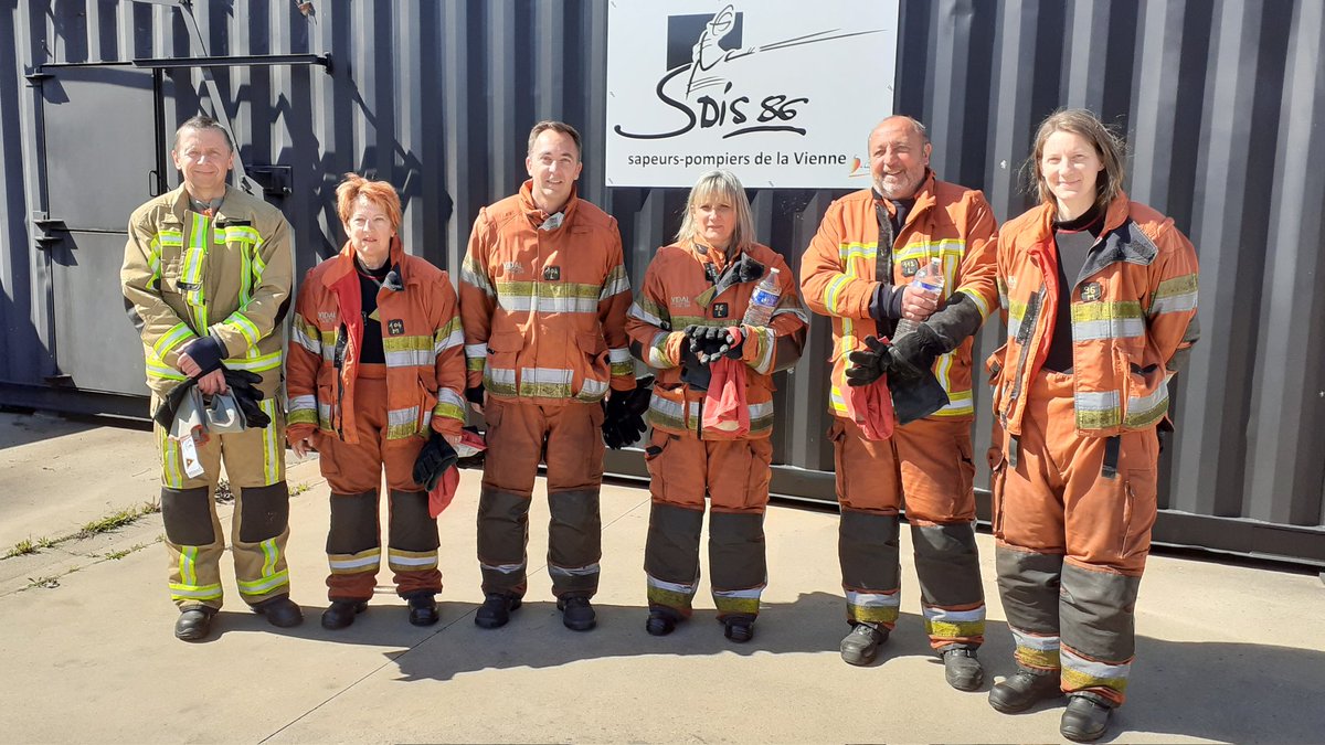 sdis86's tweet photo. Visite du @Prefet86, @PascalLecamp et @MARIEBELLAMY au centre de #formation des sapeurs-#pompiers de la #Vienne86 :
➡️ #découverte du #CFSPV et des stages en cours
➡️ #présentation des caissons pédagogiques et #démonstration de #techniques par l'équipe des formateurs #incendie https://t.co/TG2HKlYAOo