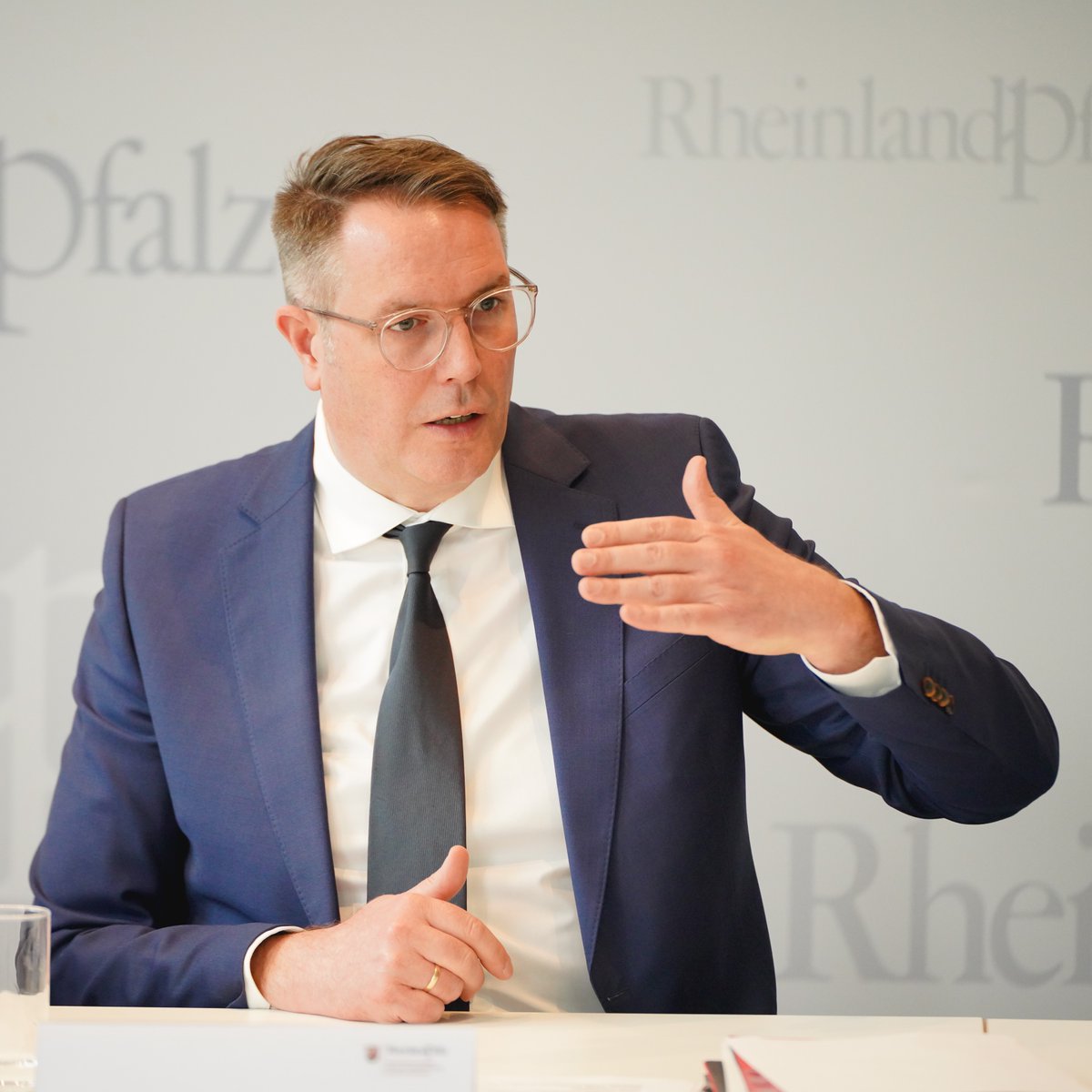 TransformRLP's tweet image. Ein Jahr Transformationsagentur! Gemeinsam mit Transformationsminister @Alex_Schweitzer haben wir heute in Mainz eine erste Bilanz gezogen. Die Erfahrungen der letzten 12 Monate geben uns Rückenwind für unser Arbeitsprogramm 2023. #transformRLP