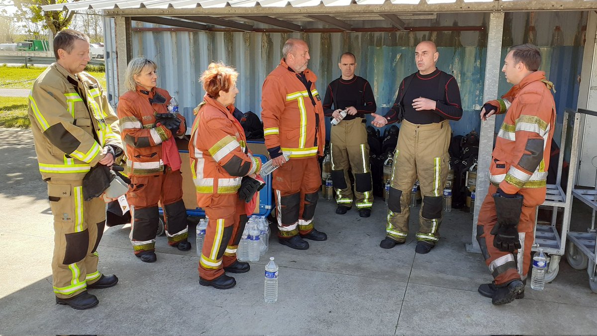 sdis86's tweet photo. Visite du @Prefet86, @PascalLecamp et @MARIEBELLAMY au centre de #formation des sapeurs-#pompiers de la #Vienne86 :
➡️ #découverte du #CFSPV et des stages en cours
➡️ #présentation des caissons pédagogiques et #démonstration de #techniques par l'équipe des formateurs #incendie https://t.co/TG2HKlYAOo