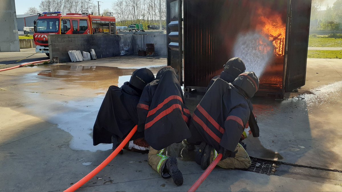 sdis86's tweet photo. Visite du @Prefet86, @PascalLecamp et @MARIEBELLAMY au centre de #formation des sapeurs-#pompiers de la #Vienne86 :
➡️ #découverte du #CFSPV et des stages en cours
➡️ #présentation des caissons pédagogiques et #démonstration de #techniques par l'équipe des formateurs #incendie https://t.co/TG2HKlYAOo