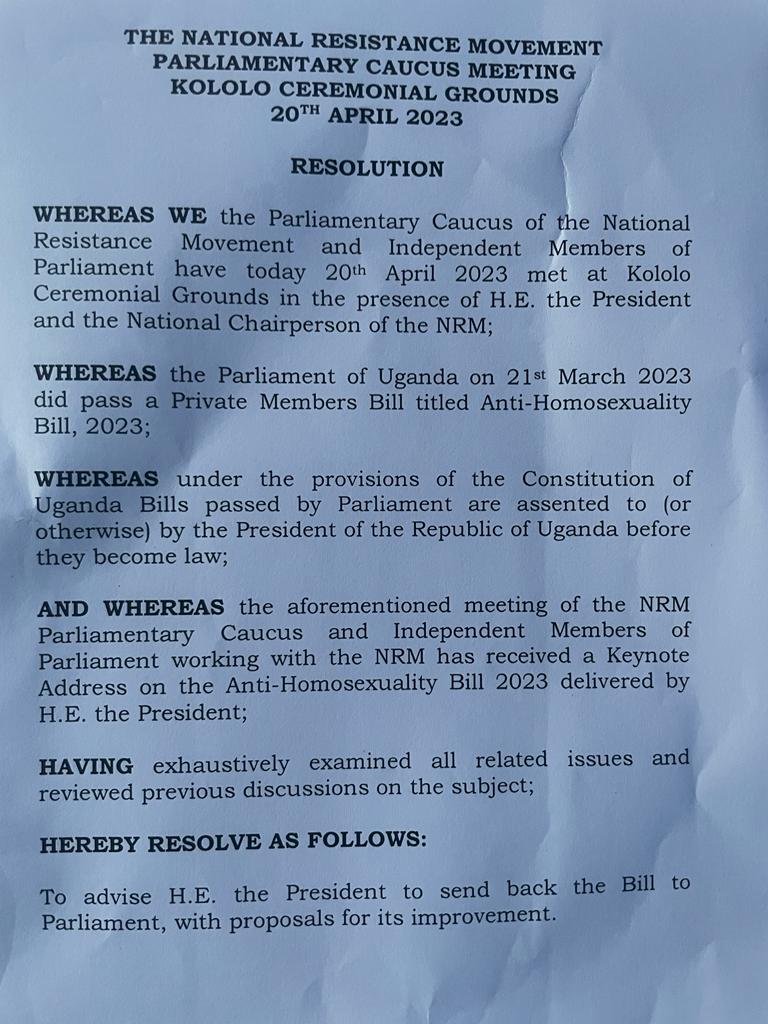 Pulezidenti <a href="/KagutaMuseveni/">Yoweri K Museveni</a> azizzayo ebbago ly’etteeka erirwanyisa omukwano ogw’ebikukujju mu palamenti ababaka baddemu okulikubaganyako ebirowoozo nga agamba okuliyisa kwalimu ebirumira bingi. Bino bisaliddwawo mu lukiiko lw’akabondo k’ababaka ba <a href="/NRMOnline/">NRM Party</a>  olutudde leero e