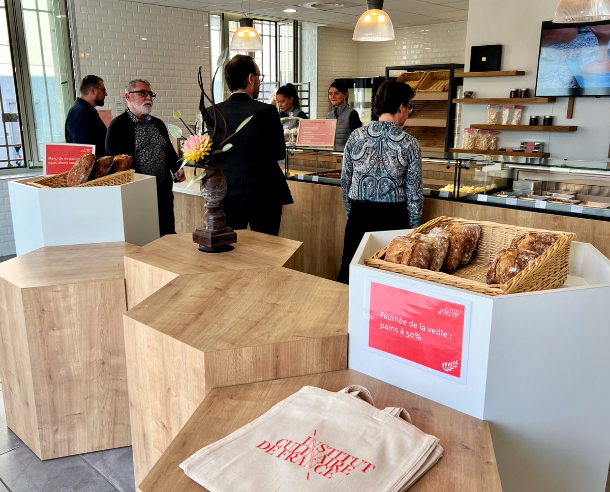 T_Cazenave's tweet photo. Visite de l’Institut @CulinaireFrance avec @AnneFahmy.
Très bel établissement à #Bordeaux, en collaboration avec #PierreHermé qui forme de futurs professionnels des arts sucrés.

Un levier formidable pour la formation de nos apprentis et la reconversion des actifs ! 👩‍🍳 https://t.co/c5dAmAH6mv