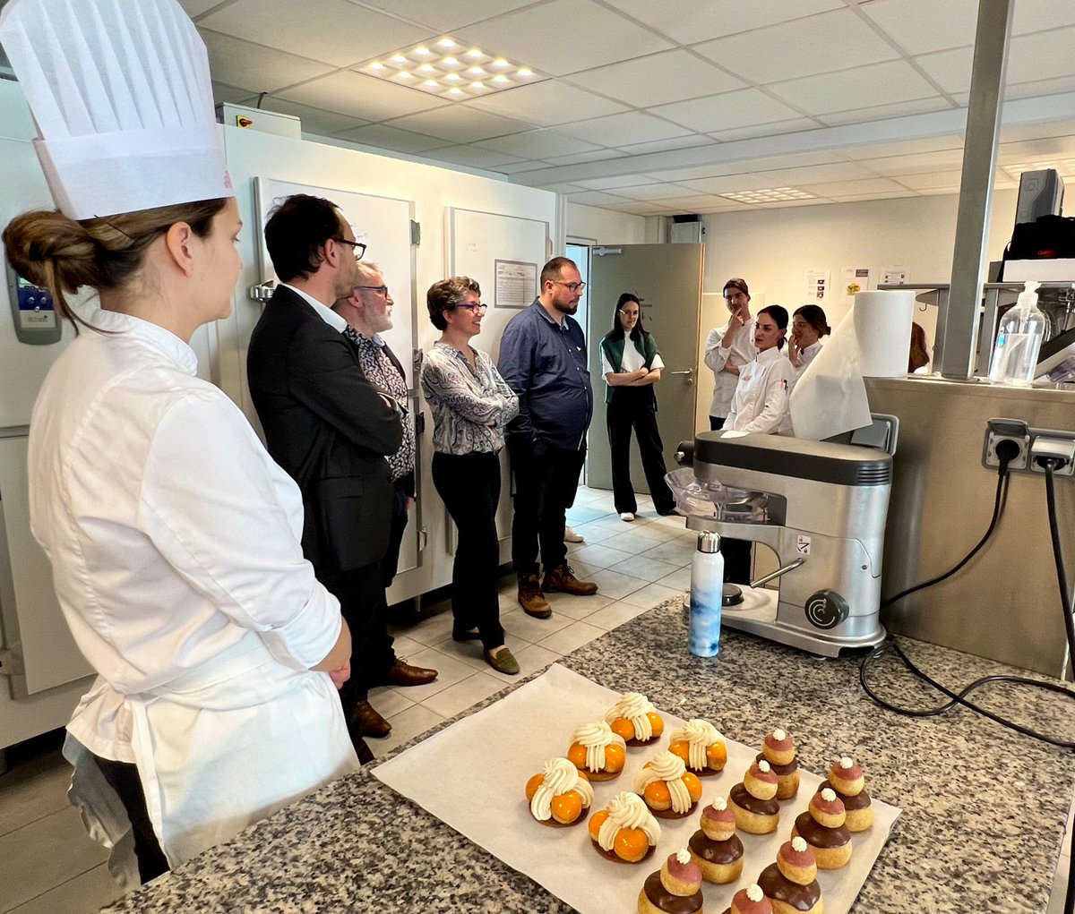 T_Cazenave's tweet photo. Visite de l’Institut @CulinaireFrance avec @AnneFahmy.
Très bel établissement à #Bordeaux, en collaboration avec #PierreHermé qui forme de futurs professionnels des arts sucrés.

Un levier formidable pour la formation de nos apprentis et la reconversion des actifs ! 👩‍🍳 https://t.co/c5dAmAH6mv