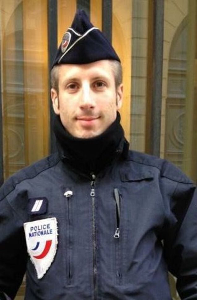N’OUBLIONS PAS 🇫🇷

Il y a 6 ans, le capitaine de police Xavier Jugelé était assassiné lâchement de deux balles par un terroriste sur les Champs-Élysées.
Une pensée pour ses proches, ses collègues et sa famille. 🕊️🇫🇷