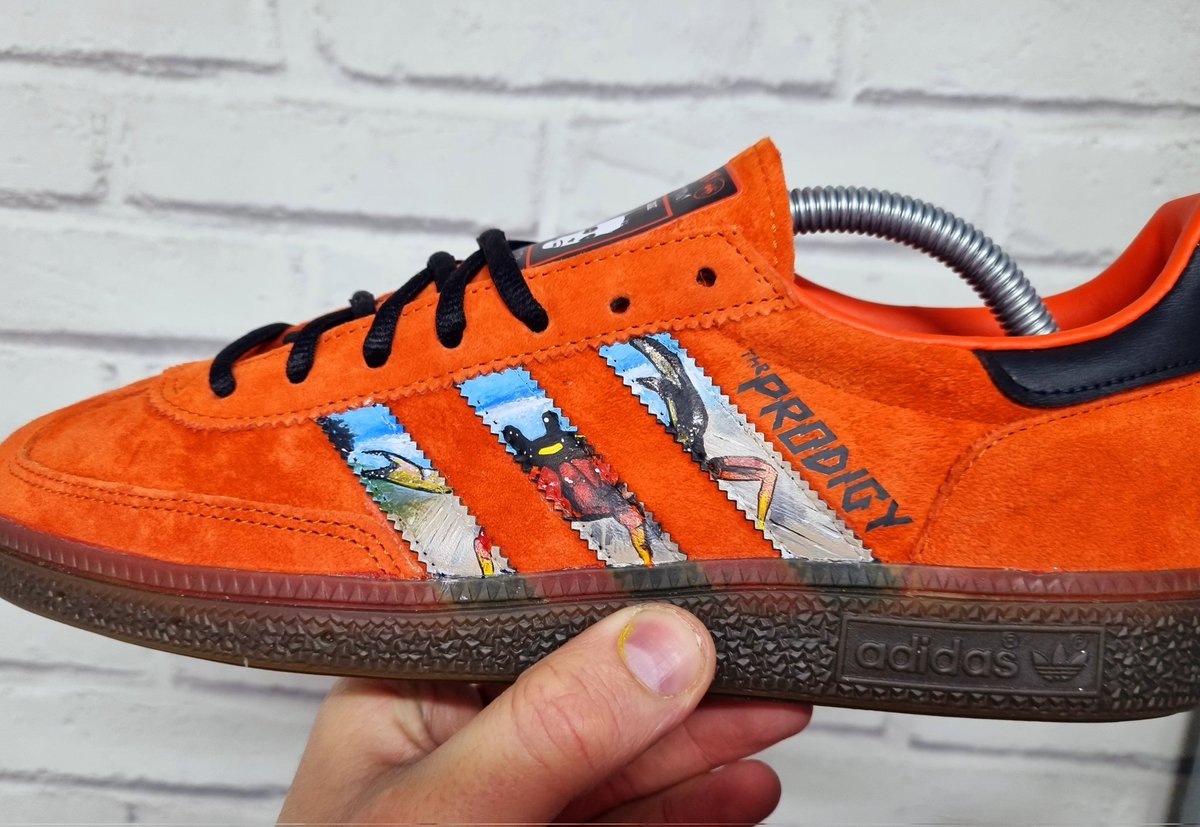 Iamtherenovati1's tweet photo. Working on some Hand painted Handball spezial - Fat of the Land - customs on this sunny Thursday 🦀🐜👟

😎✌

#invadersmustdie 

#iamtherenovation #theprodigy #ant #keithflint  #customisedshoes #trainerfans #shoes #adidas #OG #adiporn #handpainted #angelusdirect #as520 #custom https://t.co/LeFFQcCDSG