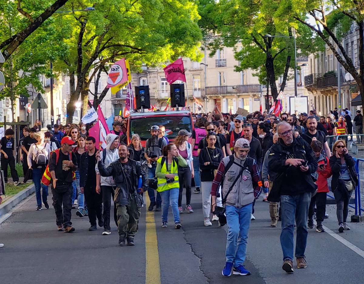 JCGaliacy's tweet photo. La manifestation officielle contre la réforme des retraites arrive gentiment place de la République,  à #Bordeaux. Quelques gros pétards sont jetés sur le cours d'Albret. Il est probable qu'une manifestation "sauvage" se mette en place ensuite.  @SO_Bordeaux #ReformeDesRetraites https://t.co/YzYn6jPFGL
