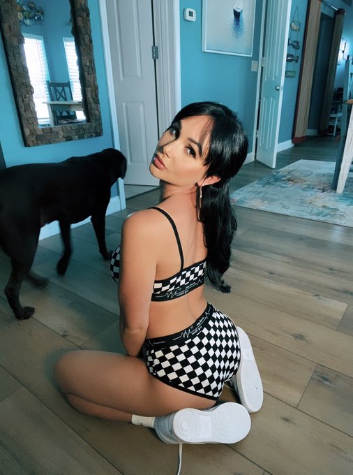 2 pic. Hi, missed me? ☺️ https://t.co/TKT7PT6CHz