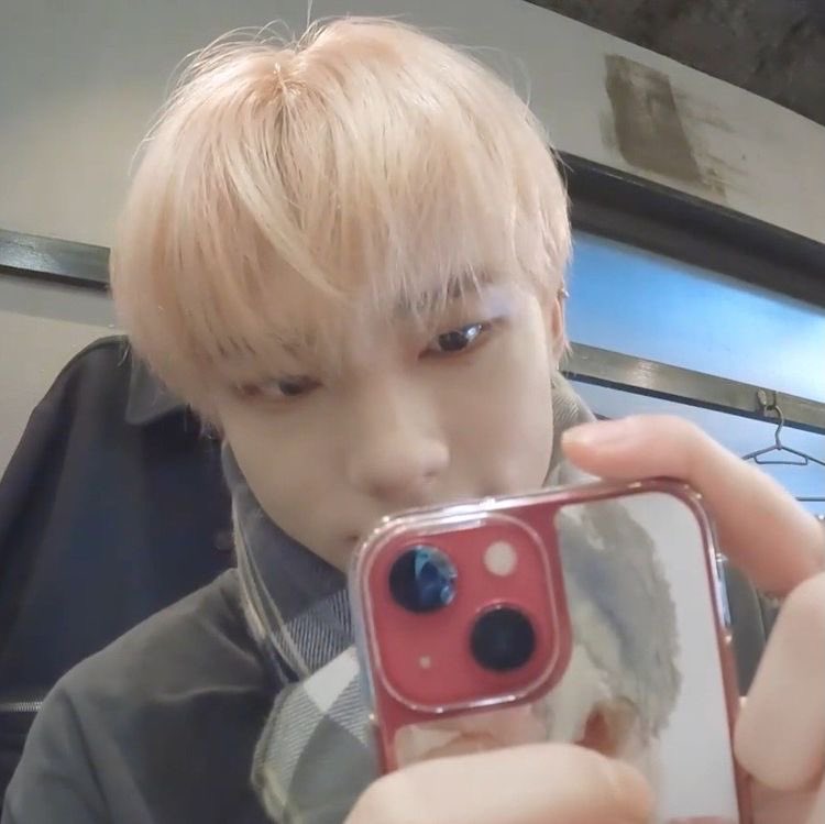 hyunemio_'s tweet photo. Mi Hyunnie, si tan solo pudiera protegerte de toda esta mierda de sociedad, eres la persona más linda del mundo y solo debería de recibir amor, quisiera tanto poder protegerte hasta el último día de mi vida, te amo tanto :( https://t.co/4zxTdVEAiG